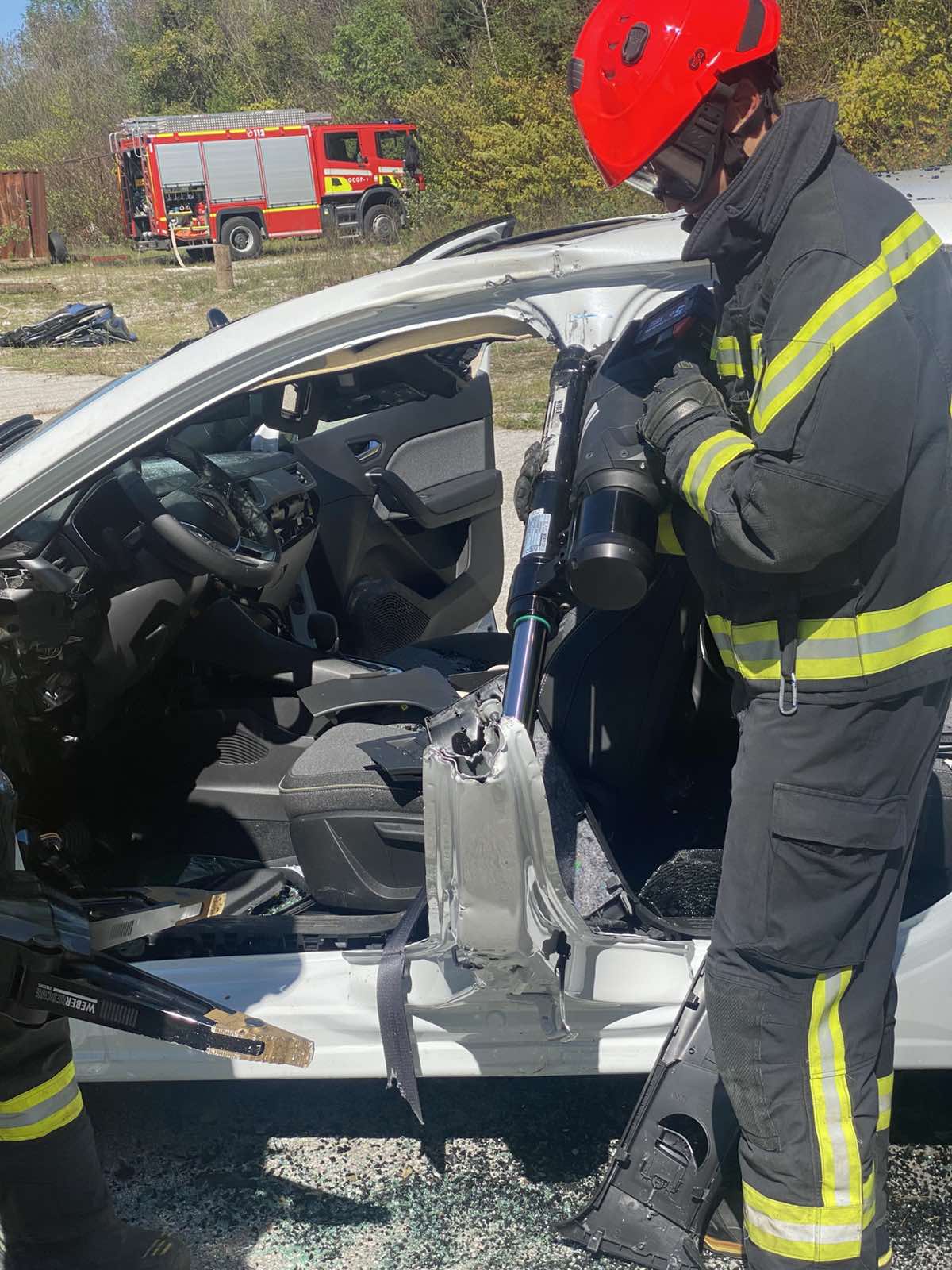 Tehnično reševanje ob prometnih nesrečah električnih in hibridnih vozil